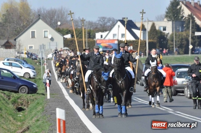 Zdjęcie w galerii na portalu naszraciborz.pl: W Sudole procesja z metropolitą górnośląskim  wiadomości z regionu
