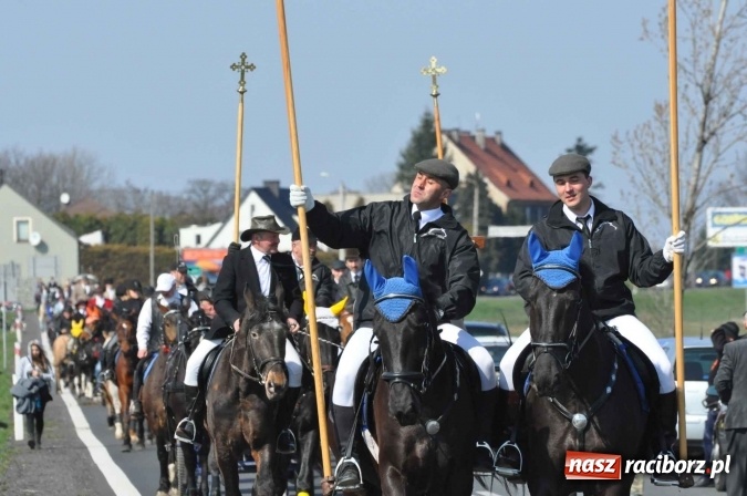Zdjęcie w galerii na portalu naszraciborz.pl: W Sudole procesja z metropolitą górnośląskim  wiadomości z regionu