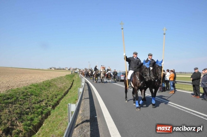 Zdjęcie w galerii na portalu naszraciborz.pl: W Sudole procesja z metropolitą górnośląskim  wiadomości z regionu