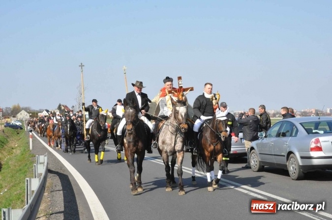 Zdjęcie w galerii na portalu naszraciborz.pl: W Sudole procesja z metropolitą górnośląskim  wiadomości z regionu