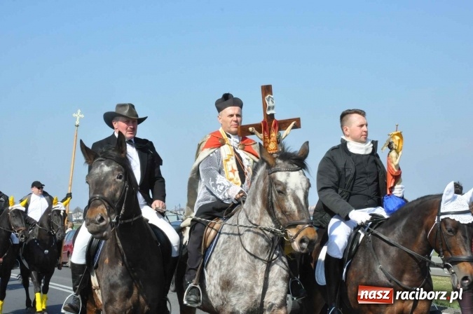 Zdjęcie w galerii na portalu naszraciborz.pl: W Sudole procesja z metropolitą górnośląskim  wiadomości z regionu