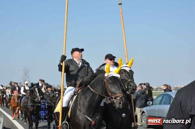 Zdjęcie w galerii na portalu naszraciborz.pl: W Sudole procesja z metropolitą górnośląskim  wiadomości z regionu