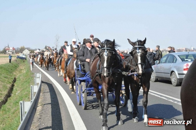 Zdjęcie w galerii na portalu naszraciborz.pl: W Sudole procesja z metropolitą górnośląskim  wiadomości z regionu