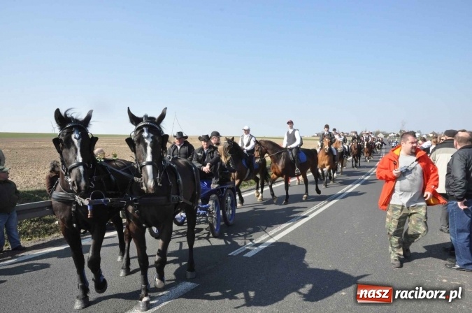 Zdjęcie w galerii na portalu naszraciborz.pl: W Sudole procesja z metropolitą górnośląskim  wiadomości z regionu
