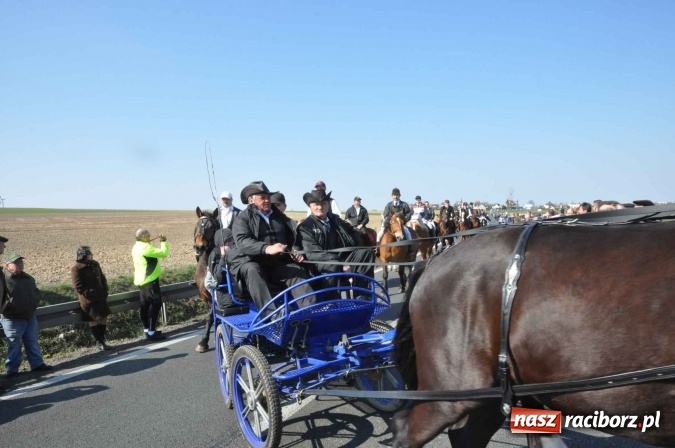 Zdjęcie w galerii na portalu naszraciborz.pl: W Sudole procesja z metropolitą górnośląskim  wiadomości z regionu