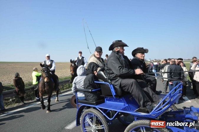 Zdjęcie w galerii na portalu naszraciborz.pl: W Sudole procesja z metropolitą górnośląskim  wiadomości z regionu