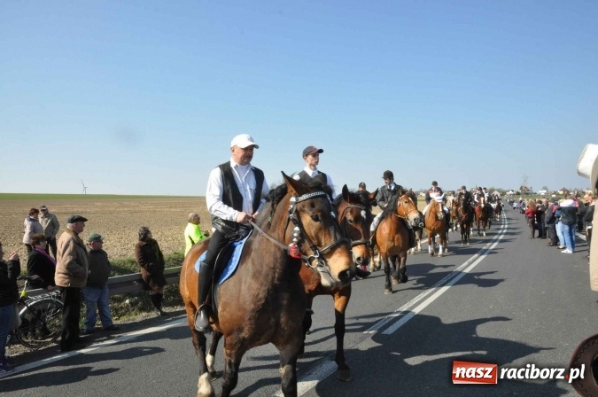 Zdjęcie w galerii na portalu naszraciborz.pl: W Sudole procesja z metropolitą górnośląskim  wiadomości z regionu