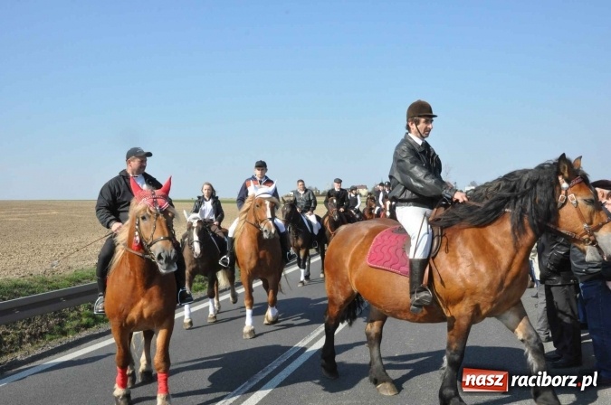 Zdjęcie w galerii na portalu naszraciborz.pl: W Sudole procesja z metropolitą górnośląskim  wiadomości z regionu