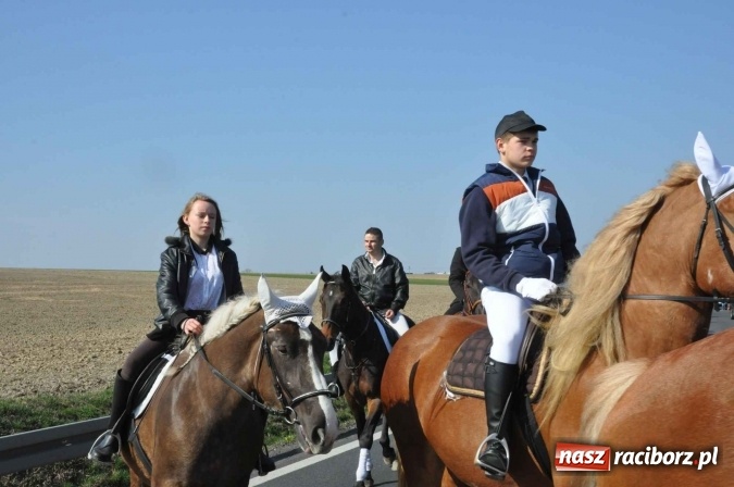 Zdjęcie w galerii na portalu naszraciborz.pl: W Sudole procesja z metropolitą górnośląskim  wiadomości z regionu