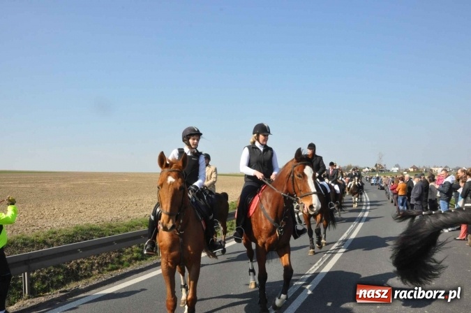 Zdjęcie w galerii na portalu naszraciborz.pl: W Sudole procesja z metropolitą górnośląskim  wiadomości z regionu