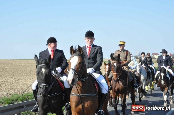 Zdjęcie w galerii na portalu naszraciborz.pl: W Sudole procesja z metropolitą górnośląskim  wiadomości z regionu