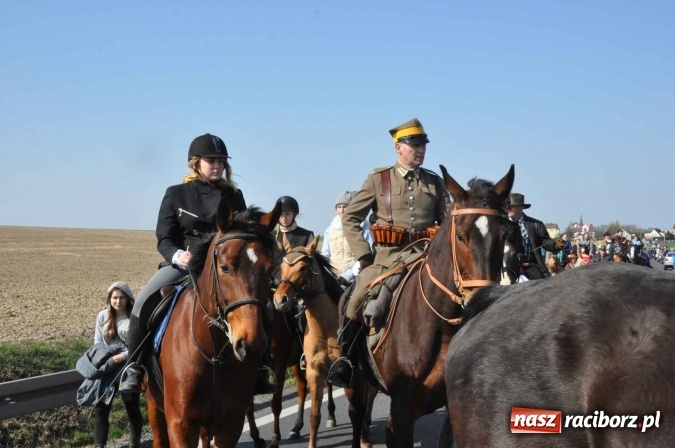 Zdjęcie w galerii na portalu naszraciborz.pl: W Sudole procesja z metropolitą górnośląskim  wiadomości z regionu