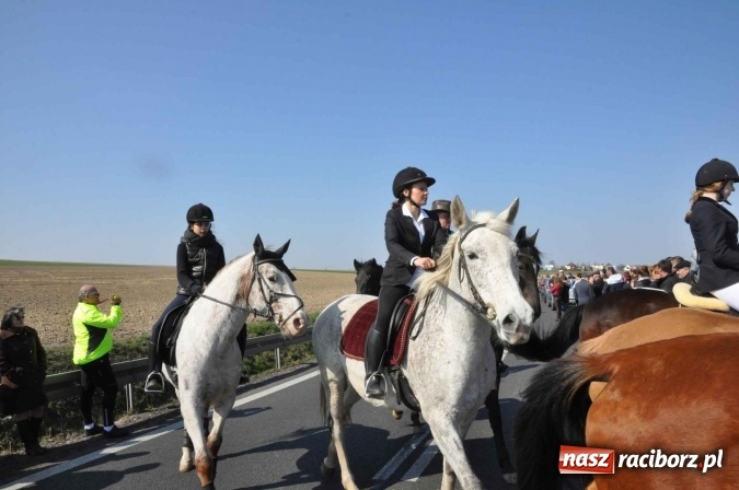 Zdjęcie w galerii na portalu naszraciborz.pl: W Sudole procesja z metropolitą górnośląskim  wiadomości z regionu