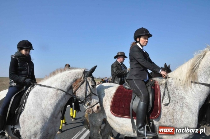 Zdjęcie w galerii na portalu naszraciborz.pl: W Sudole procesja z metropolitą górnośląskim  wiadomości z regionu