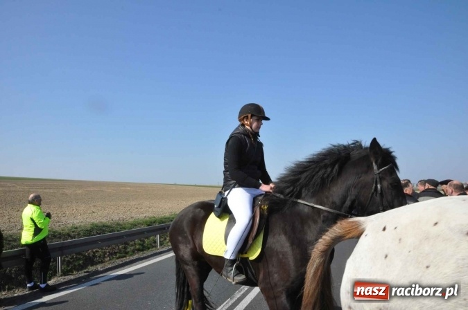 Zdjęcie w galerii na portalu naszraciborz.pl: W Sudole procesja z metropolitą górnośląskim  wiadomości z regionu