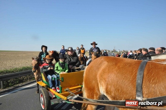 Zdjęcie w galerii na portalu naszraciborz.pl: W Sudole procesja z metropolitą górnośląskim  wiadomości z regionu