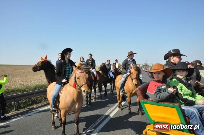 Zdjęcie w galerii na portalu naszraciborz.pl: W Sudole procesja z metropolitą górnośląskim  wiadomości z regionu