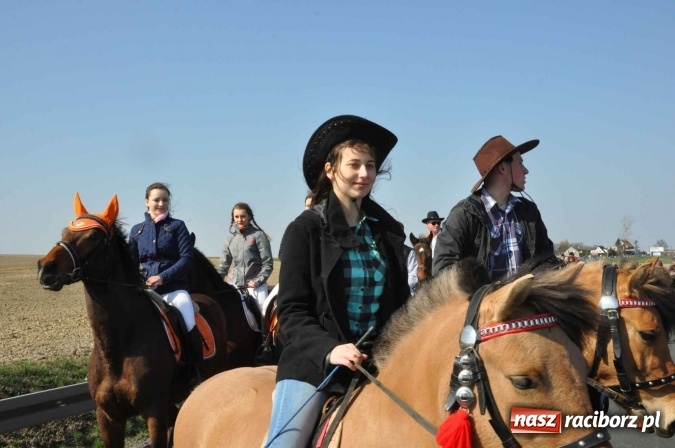 Zdjęcie w galerii na portalu naszraciborz.pl: W Sudole procesja z metropolitą górnośląskim  wiadomości z regionu