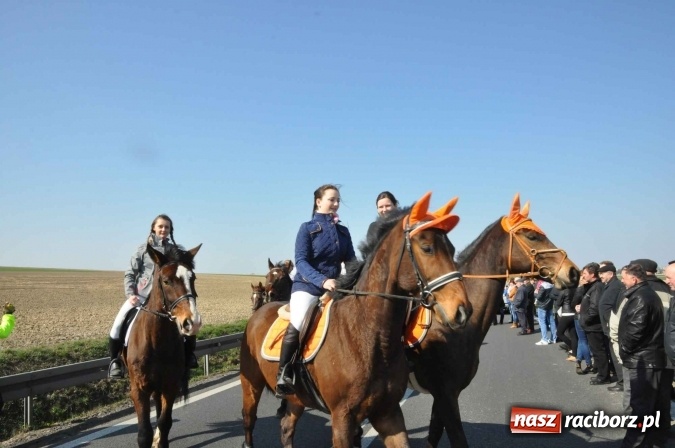 Zdjęcie w galerii na portalu naszraciborz.pl: W Sudole procesja z metropolitą górnośląskim  wiadomości z regionu