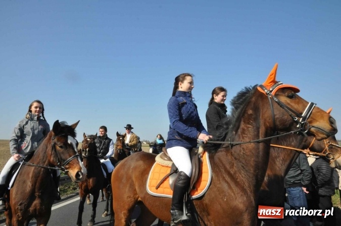 Zdjęcie w galerii na portalu naszraciborz.pl: W Sudole procesja z metropolitą górnośląskim  wiadomości z regionu