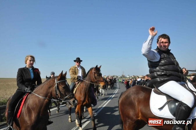 Zdjęcie w galerii na portalu naszraciborz.pl: W Sudole procesja z metropolitą górnośląskim  wiadomości z regionu