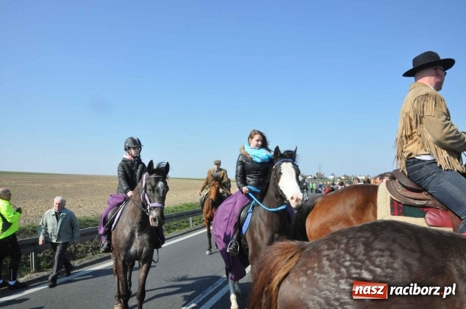 Zdjęcie w galerii na portalu naszraciborz.pl: W Sudole procesja z metropolitą górnośląskim  wiadomości z regionu