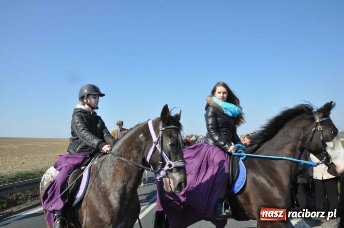 Zdjęcie w galerii na portalu naszraciborz.pl: W Sudole procesja z metropolitą górnośląskim  wiadomości z regionu