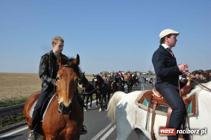 Zdjęcie w galerii na portalu naszraciborz.pl: W Sudole procesja z metropolitą górnośląskim  wiadomości z regionu