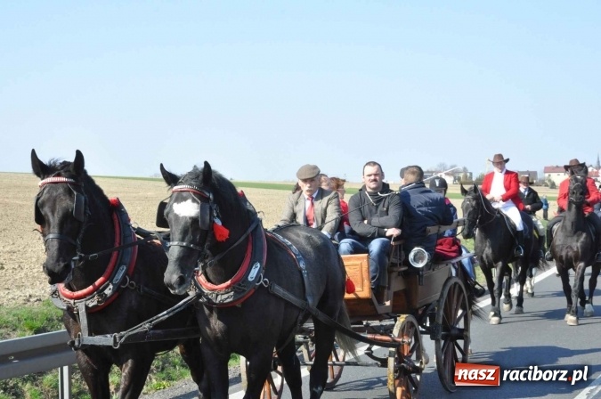 Zdjęcie w galerii na portalu naszraciborz.pl: W Sudole procesja z metropolitą górnośląskim  wiadomości z regionu