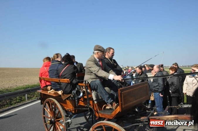 Zdjęcie w galerii na portalu naszraciborz.pl: W Sudole procesja z metropolitą górnośląskim  wiadomości z regionu