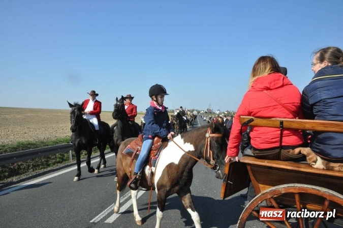 Zdjęcie w galerii na portalu naszraciborz.pl: W Sudole procesja z metropolitą górnośląskim  wiadomości z regionu