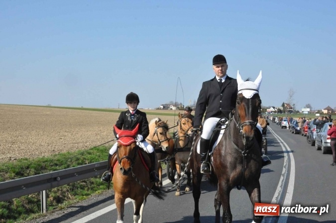 Zdjęcie w galerii na portalu naszraciborz.pl: W Sudole procesja z metropolitą górnośląskim  wiadomości z regionu