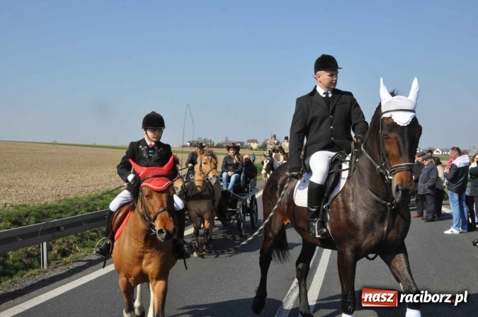 Zdjęcie w galerii na portalu naszraciborz.pl: W Sudole procesja z metropolitą górnośląskim  wiadomości z regionu