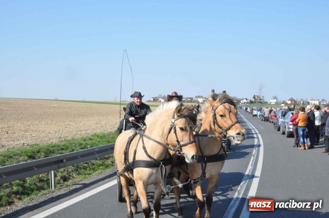 Zdjęcie w galerii na portalu naszraciborz.pl: W Sudole procesja z metropolitą górnośląskim  wiadomości z regionu