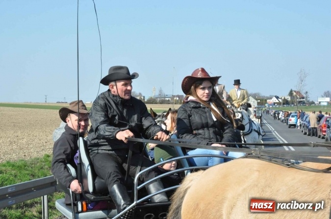 Zdjęcie w galerii na portalu naszraciborz.pl: W Sudole procesja z metropolitą górnośląskim  wiadomości z regionu