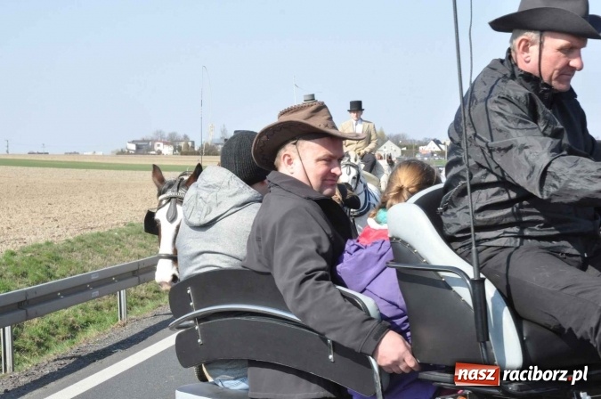 Zdjęcie w galerii na portalu naszraciborz.pl: W Sudole procesja z metropolitą górnośląskim  wiadomości z regionu