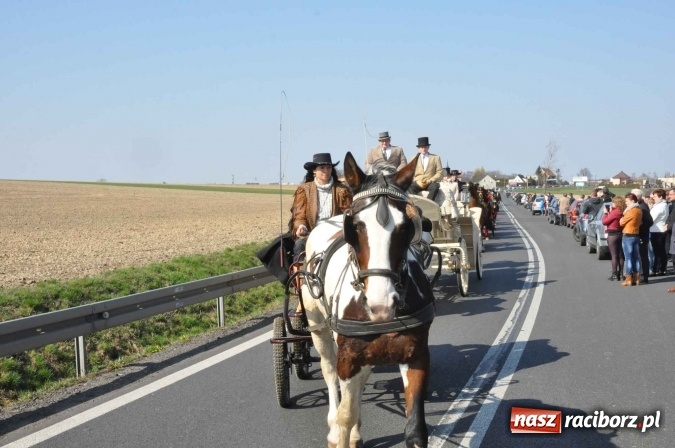 Zdjęcie w galerii na portalu naszraciborz.pl: W Sudole procesja z metropolitą górnośląskim  wiadomości z regionu