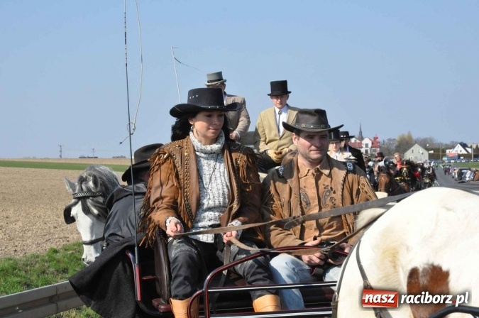 Zdjęcie w galerii na portalu naszraciborz.pl: W Sudole procesja z metropolitą górnośląskim  wiadomości z regionu