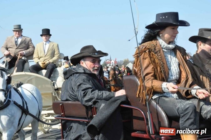 Zdjęcie w galerii na portalu naszraciborz.pl: W Sudole procesja z metropolitą górnośląskim  wiadomości z regionu