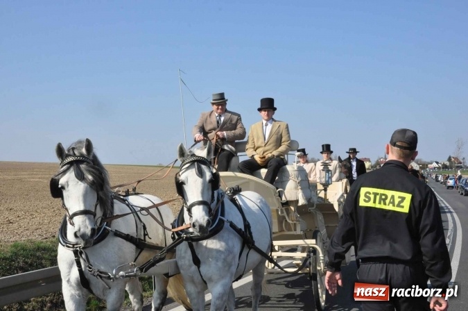 Zdjęcie w galerii na portalu naszraciborz.pl: W Sudole procesja z metropolitą górnośląskim  wiadomości z regionu
