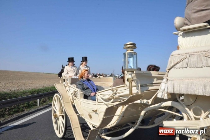 Zdjęcie w galerii na portalu naszraciborz.pl: W Sudole procesja z metropolitą górnośląskim  wiadomości z regionu