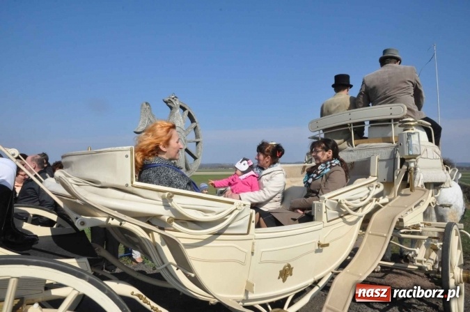 Zdjęcie w galerii na portalu naszraciborz.pl: W Sudole procesja z metropolitą górnośląskim  wiadomości z regionu