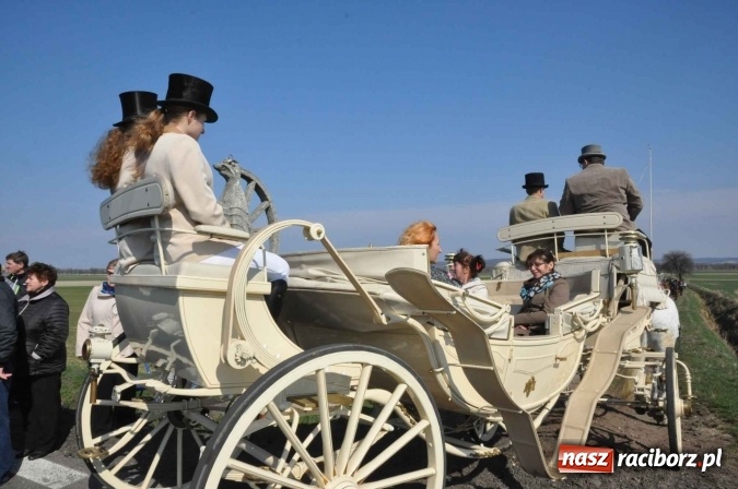 Zdjęcie w galerii na portalu naszraciborz.pl: W Sudole procesja z metropolitą górnośląskim  wiadomości z regionu