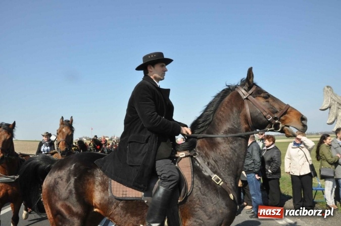 Zdjęcie w galerii na portalu naszraciborz.pl: W Sudole procesja z metropolitą górnośląskim  wiadomości z regionu