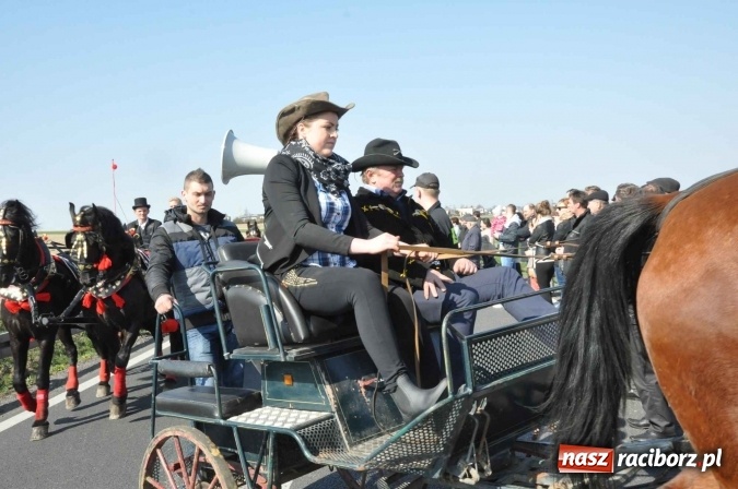 Zdjęcie w galerii na portalu naszraciborz.pl: W Sudole procesja z metropolitą górnośląskim  wiadomości z regionu