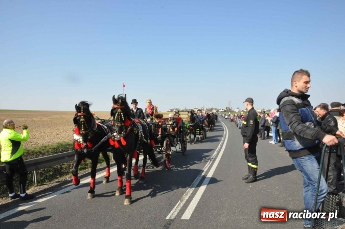 Zdjęcie w galerii na portalu naszraciborz.pl: W Sudole procesja z metropolitą górnośląskim  wiadomości z regionu