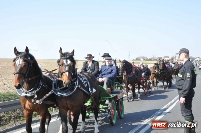 Zdjęcie w galerii na portalu naszraciborz.pl: W Sudole procesja z metropolitą górnośląskim  wiadomości z regionu