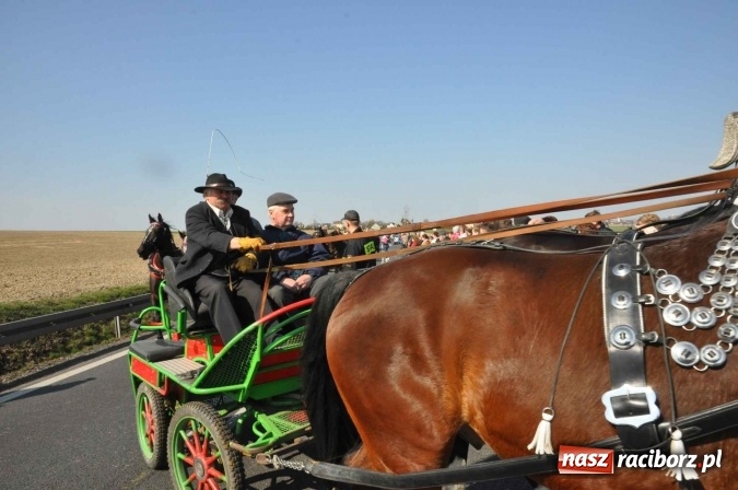 Zdjęcie w galerii na portalu naszraciborz.pl: W Sudole procesja z metropolitą górnośląskim  wiadomości z regionu