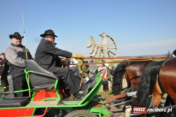 Zdjęcie w galerii na portalu naszraciborz.pl: W Sudole procesja z metropolitą górnośląskim  wiadomości z regionu