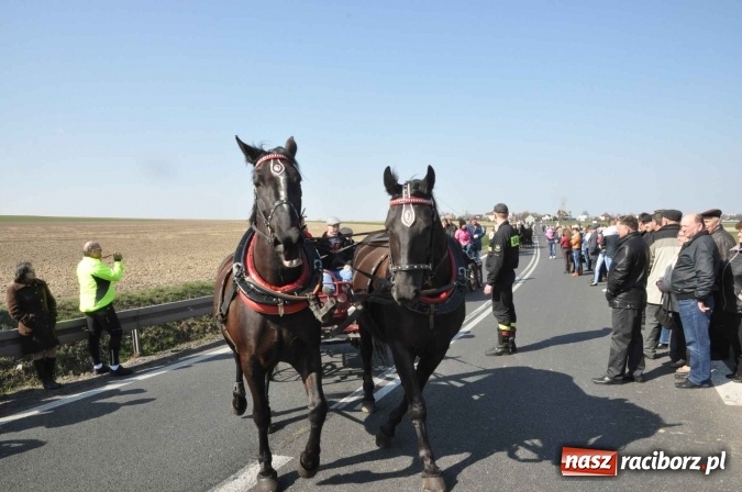 Zdjęcie w galerii na portalu naszraciborz.pl: W Sudole procesja z metropolitą górnośląskim  wiadomości z regionu